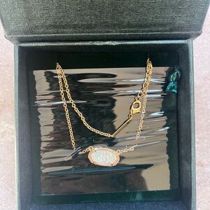 Chic Gold Necklace with iridescent Pendant